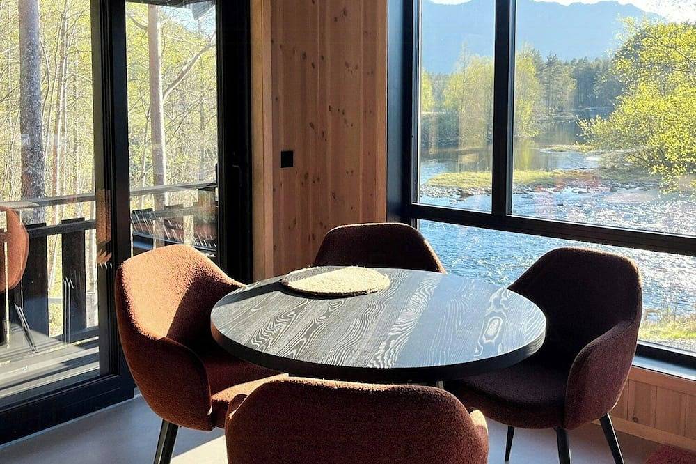 Ganze Wohnung, Moderne Hütte hoch über dem Storelva bei Eikefjord in Flora