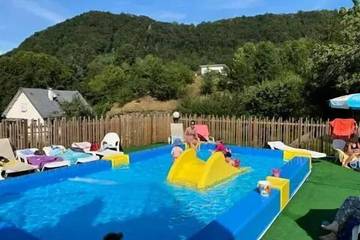 Camping pour 4 Personnes dans Vic-sur-Cère, Massif central, Photo 4