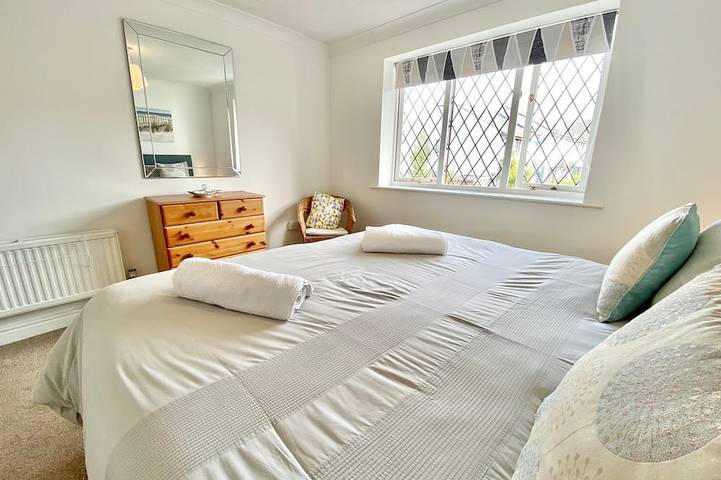 Padstow Holiday Home 2 Bedrooms, wifi, rear decked patio, pets welcome - parking in Padstow, Cornwall