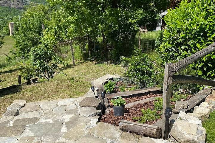Large historic stone house in the appenine hills. Peacefully embedded in nature in Valmozzola, Appennino Parmense