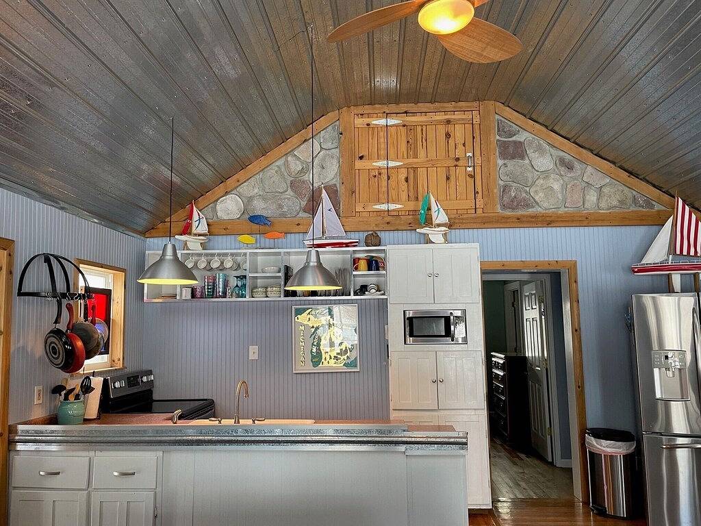 Riverfront Retreat /Heart of Downtown Caseville - short stroll to Beach/sleeps 6 in Huron County