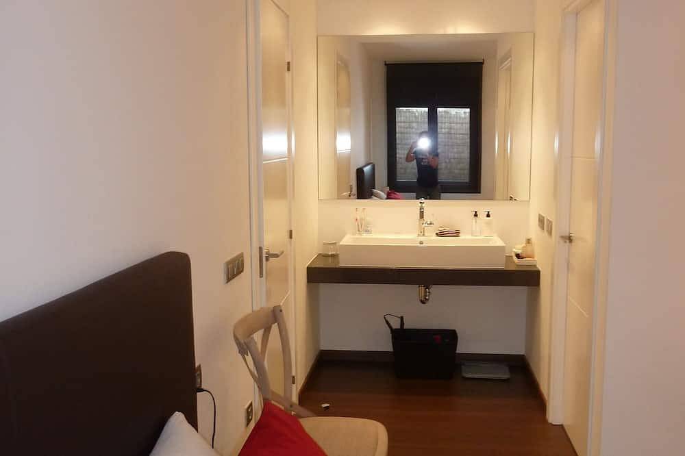 Neues modernes Haus mit Pool nur 5km vom Strand an der Costa Brava. Mit Wlan! in Mas Ambros, Calonge