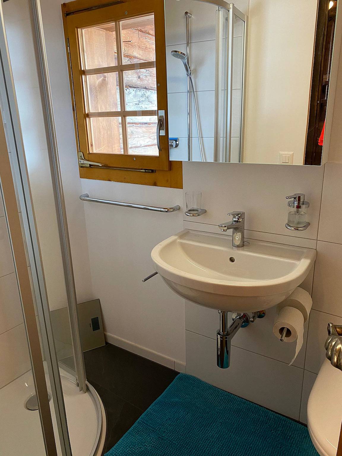 Ganze Ferienwohnung, Heimelige Wohnung in einem Walliser Haus in Staldenried, Walliser Alpen