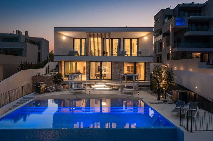 Ferienhaus für 10 Personen, mit Balkon und Terrasse sowie Pool in Jezera