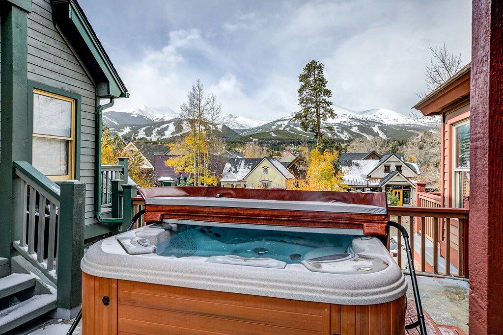Ganze Wohnung, Wendall Square Downtown Townhome: Views w/ Hot Tub in Arapaho and Roosevelt National Forests