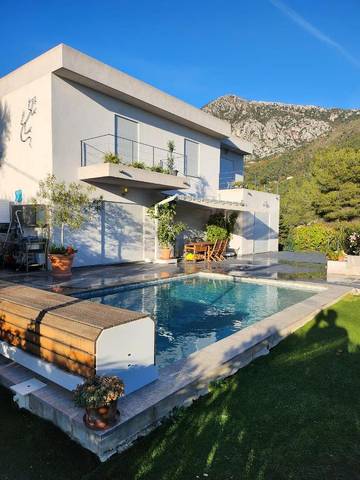 Cottage pour 8 personnes, avec jacuzzi et balcon ainsi que jardin et piscine à Castellar