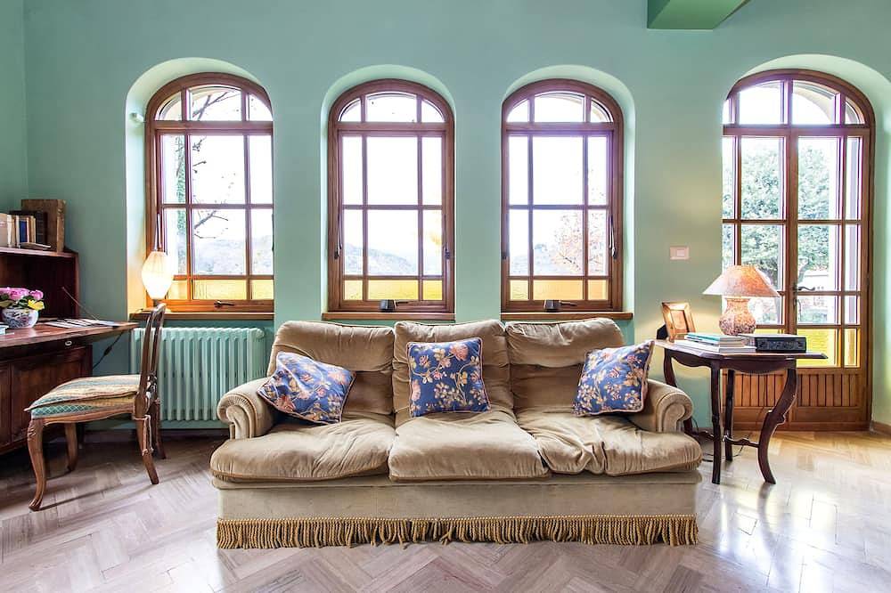 Villa 10 km von Arezzo entfernt mit privatem Pool und Garten. in Capolona, Casentino