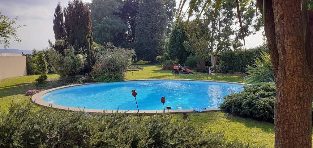 Location de vacances pour 6 personnes, avec terrasse et piscine dans Beuste