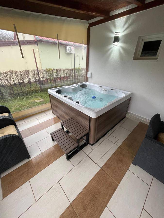 Ferienhaus für 8 Personen, mit Balkon und Whirlpool sowie Terrasse und Garten