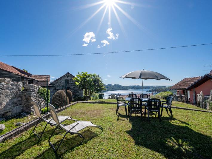 Ferienhaus für 6 Personen, mit Balkon und Terrasse sowie Garten und Seeblick am Ortasee