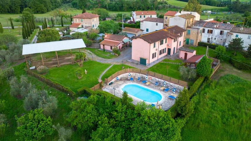 Agriturismo per 2 persone, con piscina e giardino a Collesalvetti