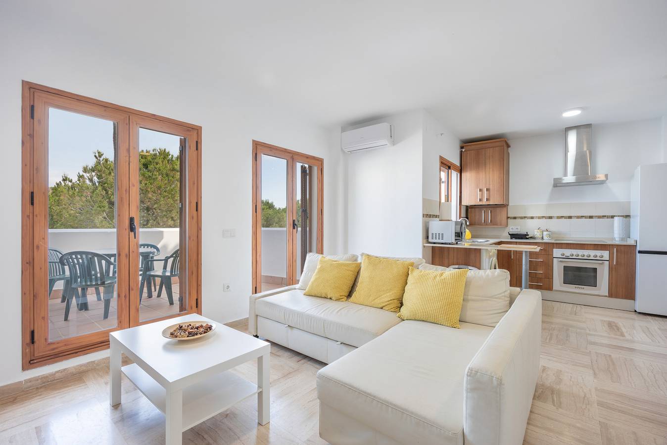 Apartamento inteiro, Apartamento 'Brisa De La Barrosa' com piscina partilhada, terraço privado e ar condicionado in Playa La Barrosa, Chiclana de la Frontera