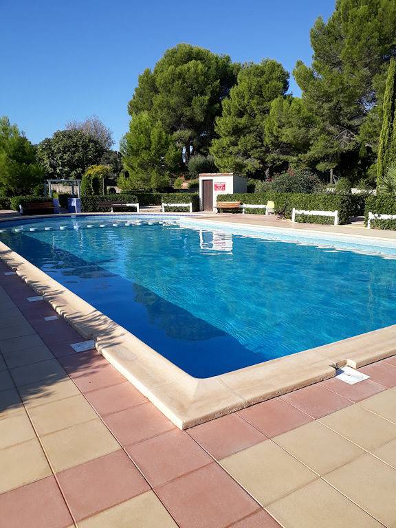 Gîte pour 4 personnes, avec piscine ainsi que terrasse et jardin dans l' Hérault