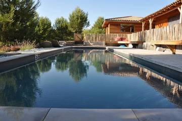 Location de vacances pour 5 personnes, avec jardin ainsi que piscine et terrasse à Lambesc