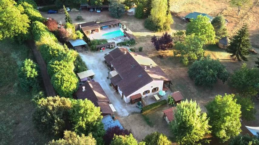 Gîte pour 5 personnes, avec Balcon et Terrasse ainsi que Jardin et Piscine