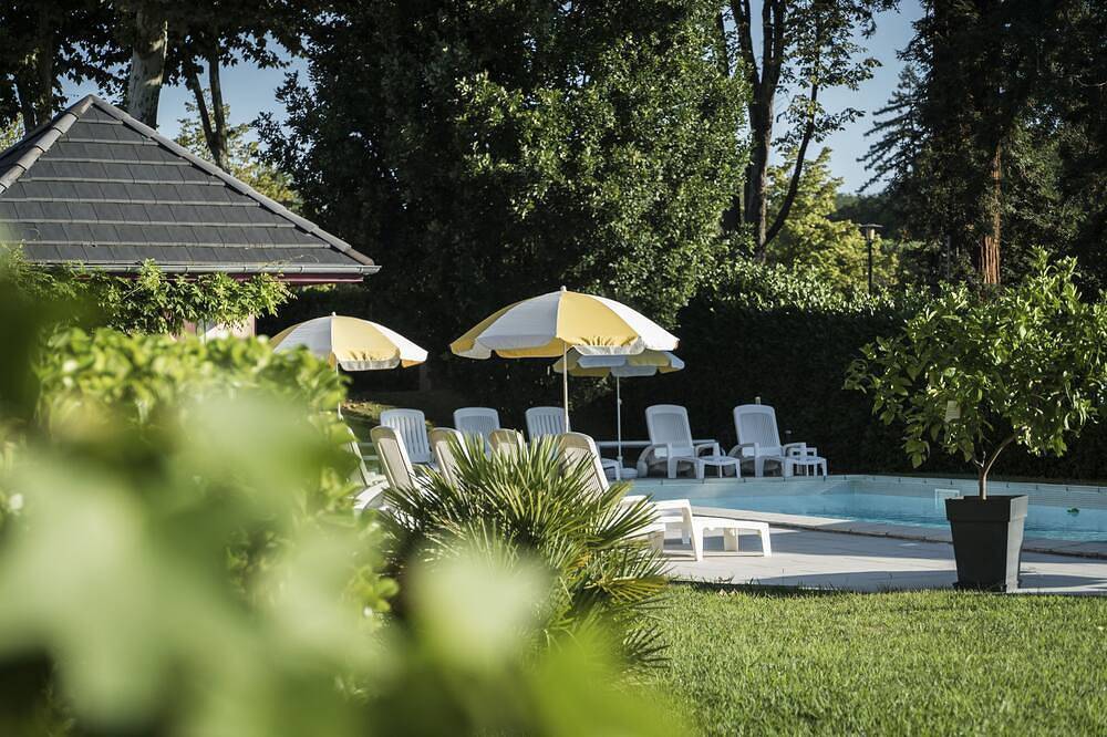 Apartamento entero, 3-star family residence T2 air-conditioned floor with heated swimming pool in Salies-de-Béarn, Béarn