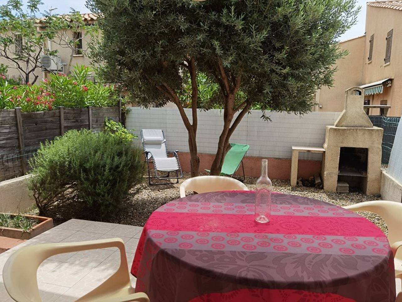 Ganze Wohnung, Gemütliches Apartment mit 3 Zimmern, Terrasse, Parkplatz und Grill in Marseillan für 6 Personen in Marseillan, Côte d'Améthyste