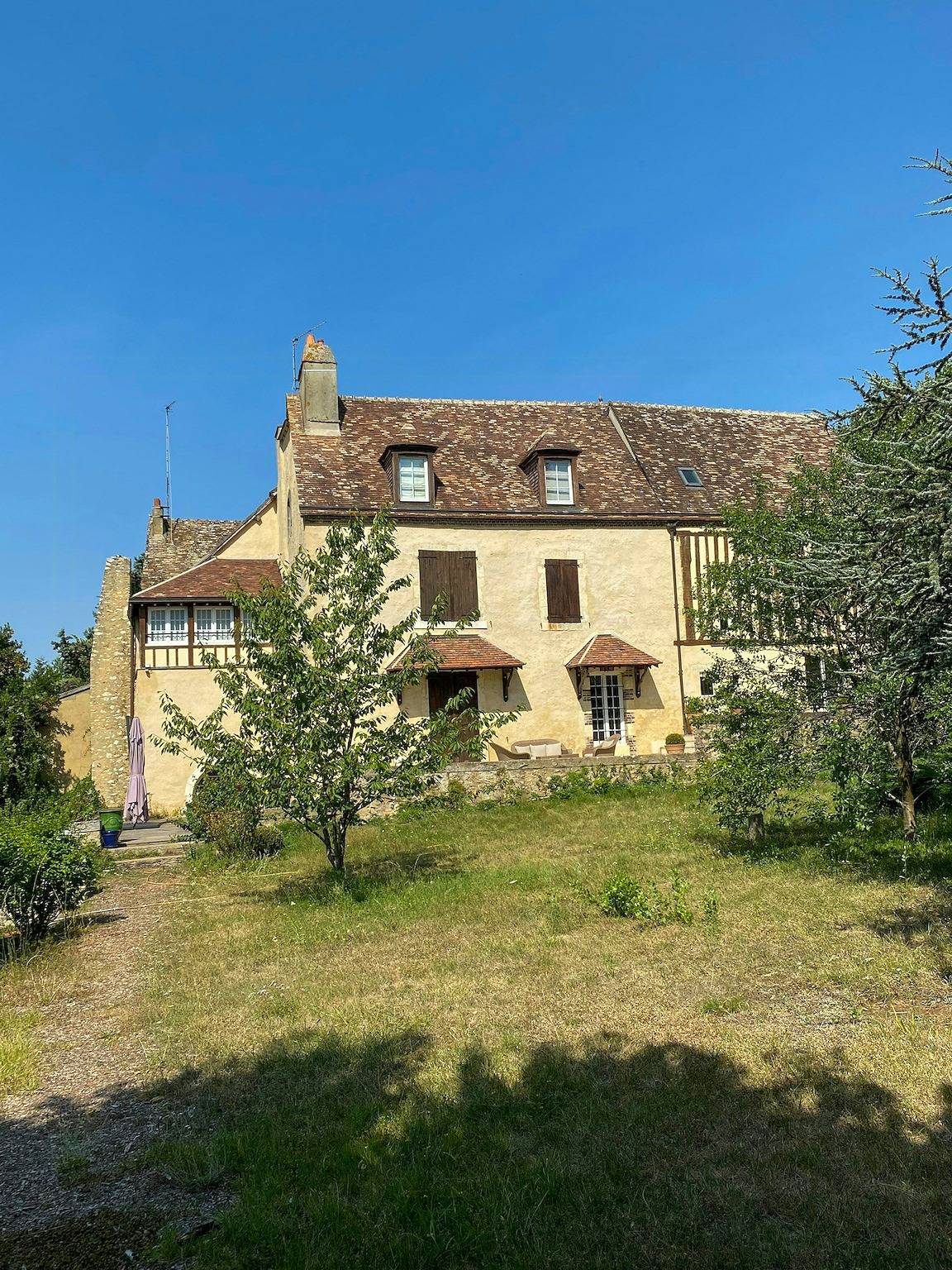 Casa de piedra cerca del castillo medieval de Perche in Nogent-le-Rotrou, Región de Nogent-le-Rotrou