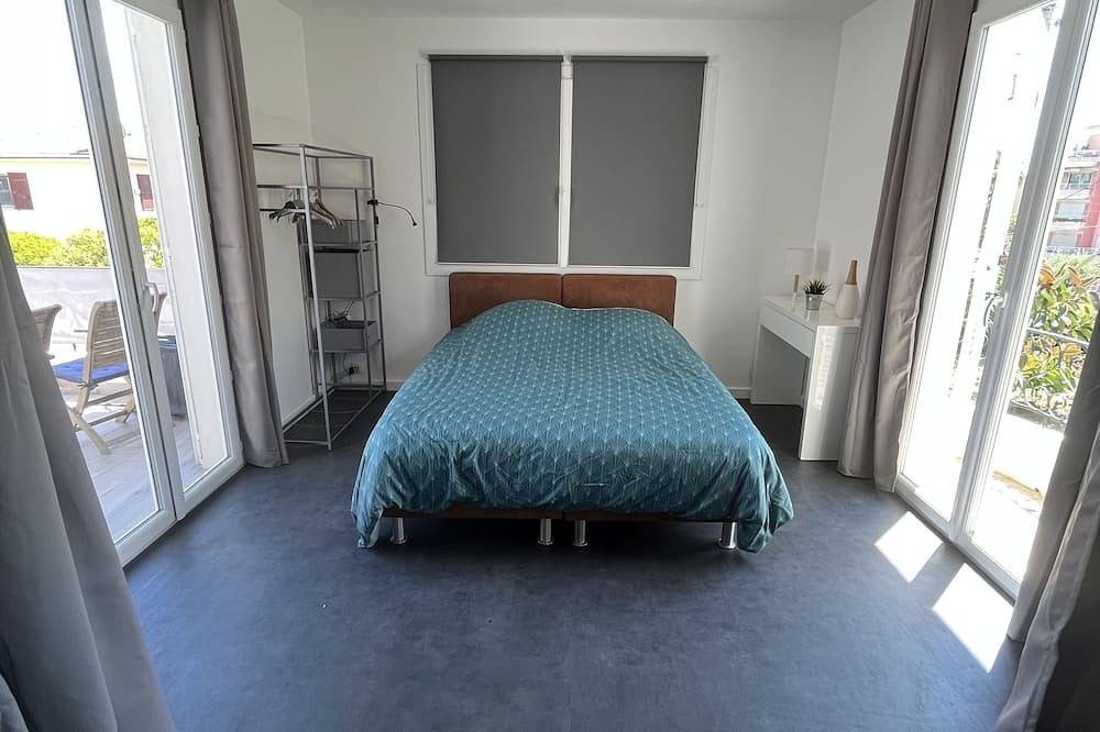 Appartement entier, Superbe haut de villa avec jardin privatif et parking . in Saint-Laurent-du-Var, Côte méditerranéenne (France)