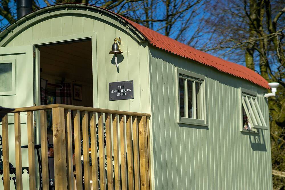 Charming quirky couple and dog friendly countryside bolt hole, with private hot tub and communal gam in Swimbridge, Devon