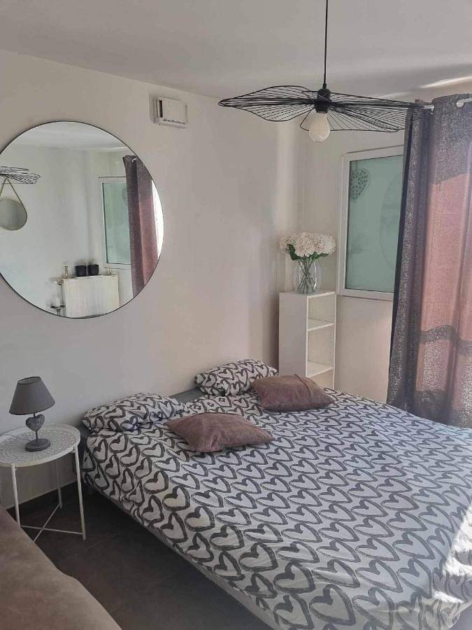 Gîte pour 2 personnes, avec terrasse à Décines-Charpieu