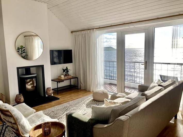 Holiday rental for 4 people, with garden and hot tub as well as pool, child-friendly in County Down