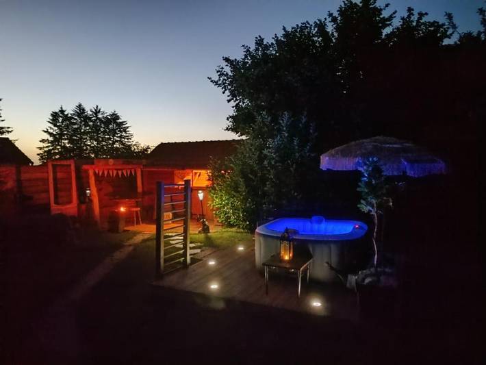 Camping pour 2 personnes, avec Jacuzzi ainsi que Terrasse et Jardin