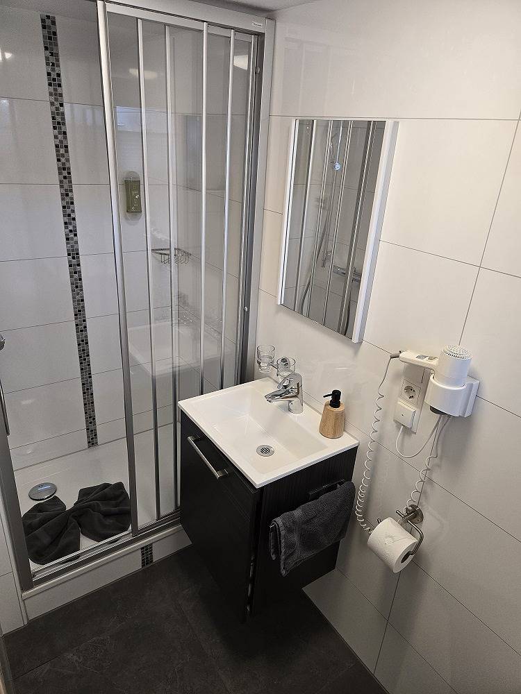 Gästehaus Diebold - Familienzimmer Nr. 2 im Untergeschoss mit Wc/Dusche in Europa-Park, Rust