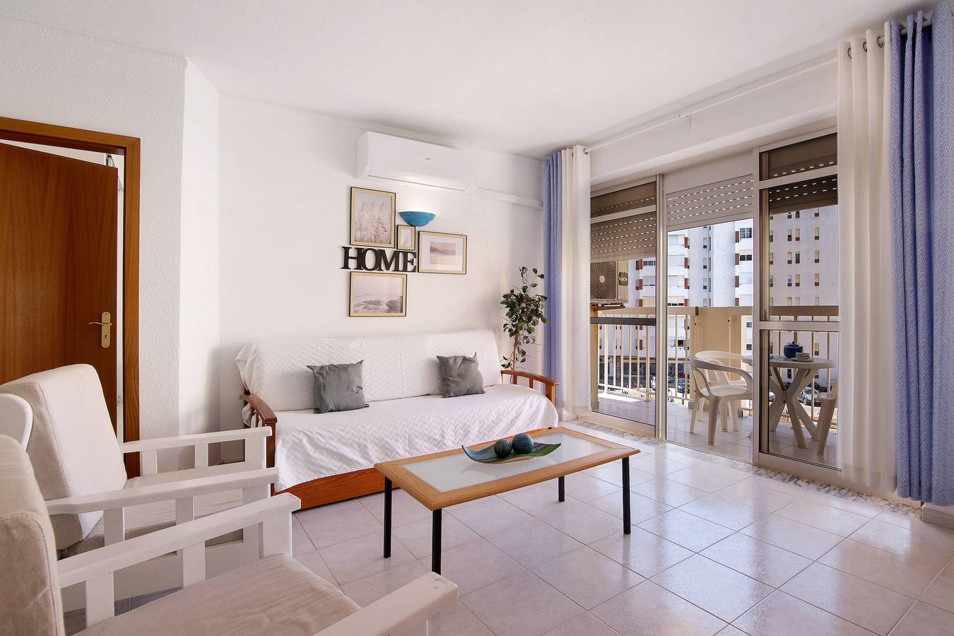 Ganze Wohnung, Ferienwohnung 'Blue View' mit Meerblick, Wi-Fi und Klimaanlage in Armação de Pêra (costa), Faro Distrikt