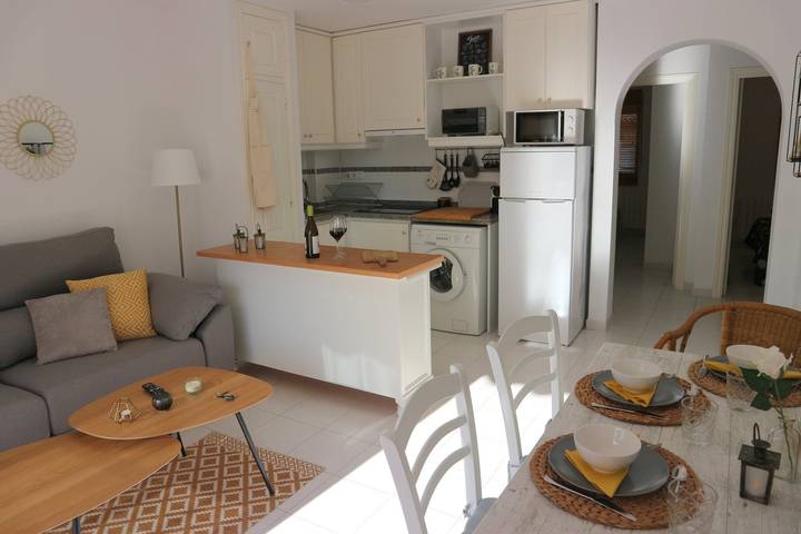 Apartamento entero, Apartamento vacacional "Jazmín" con piscina compartida, terraza y Wi-Fi in Platja de les Marines (El Palmar), El Palmar