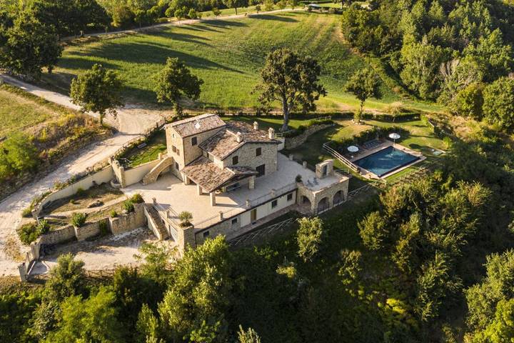 Casa vacanza per 18 persone, con Balcone e Idromassaggio nonché Terrazza e Giardino a Castelraimondo