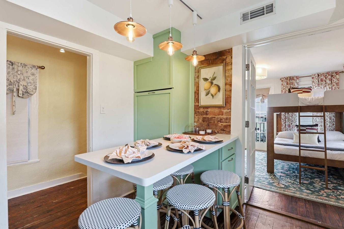 Charming Savannah Getaway   Hot Tub   Sleeps 8 in Savannah, Chatham County