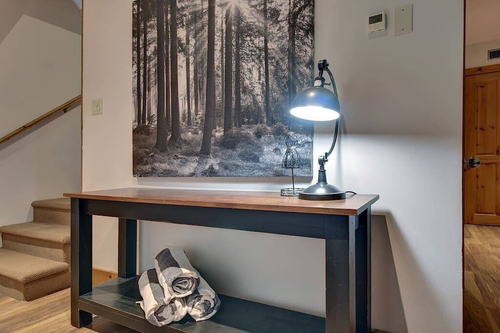 Log Cabin w Hot Tub, Beach 10m, near Tremblant in Labelle, Québec