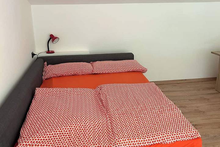 Ganze Wohnung, Perfect for 2 adults, with a lake view just a short walk from downtown in Malcesine, Gardasee-Berge