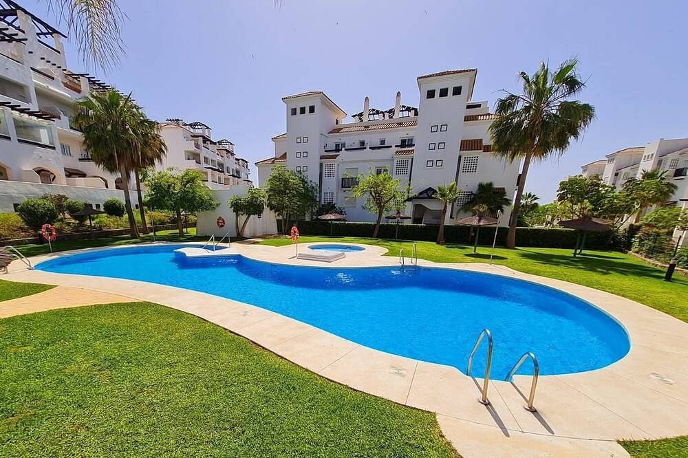 Apartamento entero, 🌴 **Luxury Coastal Getaway – 2 Bed, 2 Bath Apartment with Pool Views** 🌴 in San Luis de Sabinillas, Manilva