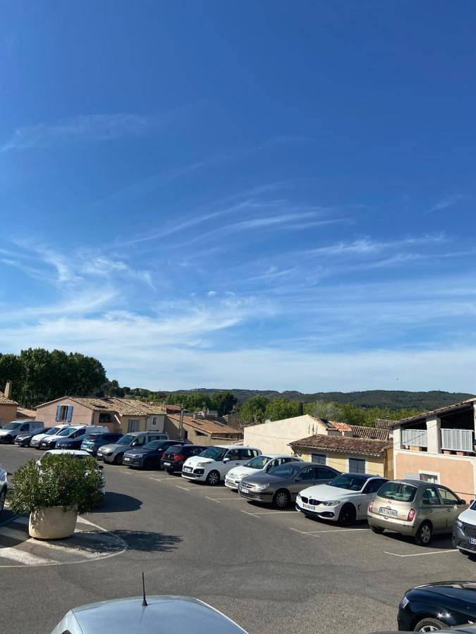 Appartement entier, One-Bedroom Apartment in Lambesc, Région d'Aix-en-Provence