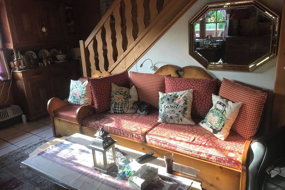 Cosy, mountain-decorated 4-person room with table d'hôtes option in Station de Morillon, Grand Massif
