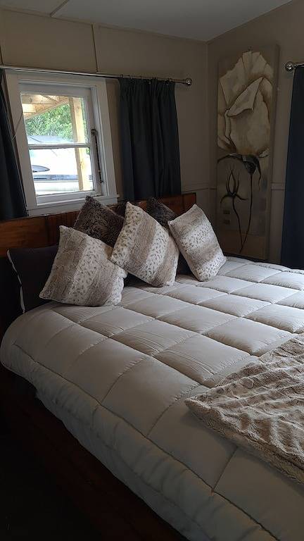 Cute rustic bach, A home away from home. Located in beautiful mangakino in Taupo District