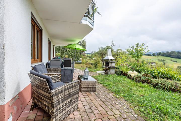 Appartement entier, Appartement « Landblick » : terrasse privée, vue montagne, Wi-Fi, animaux admis in Zell im Wiesental, Forêt-Noire du Sud