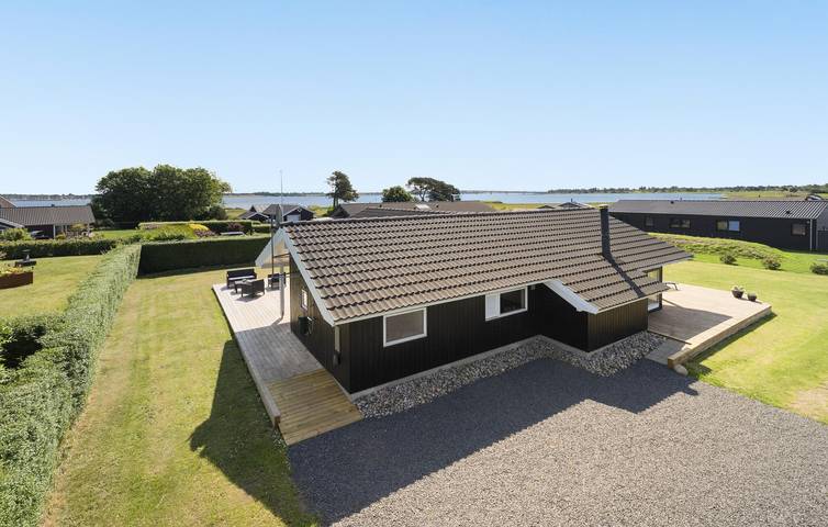 Ferieudlejning for 8 personer, med jacuzzi og sauna samt terrasse i Frederikssund