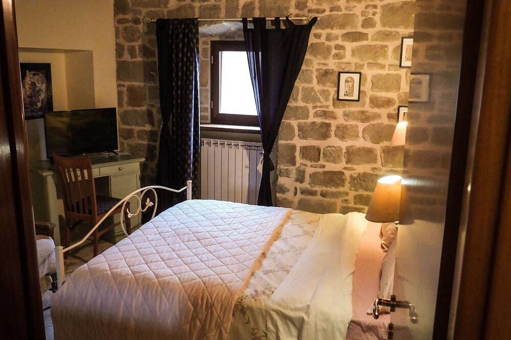 Country House / Farm House in Forcella with 2 bedrooms sleeps 5 in Roccafluvione, Monti Sibillini National Park