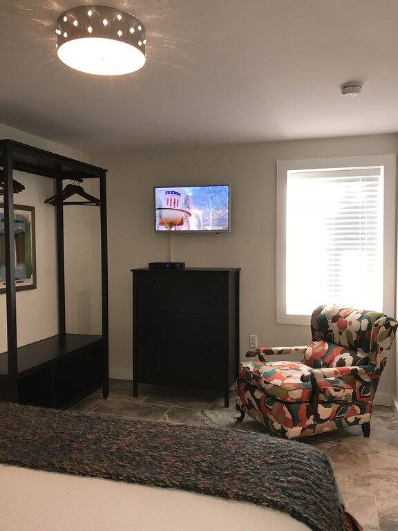 Ganze Wohnung, Mayberry & Main - 'Die Mayberry Suite' - Neubau in Mount Airy, Surry County