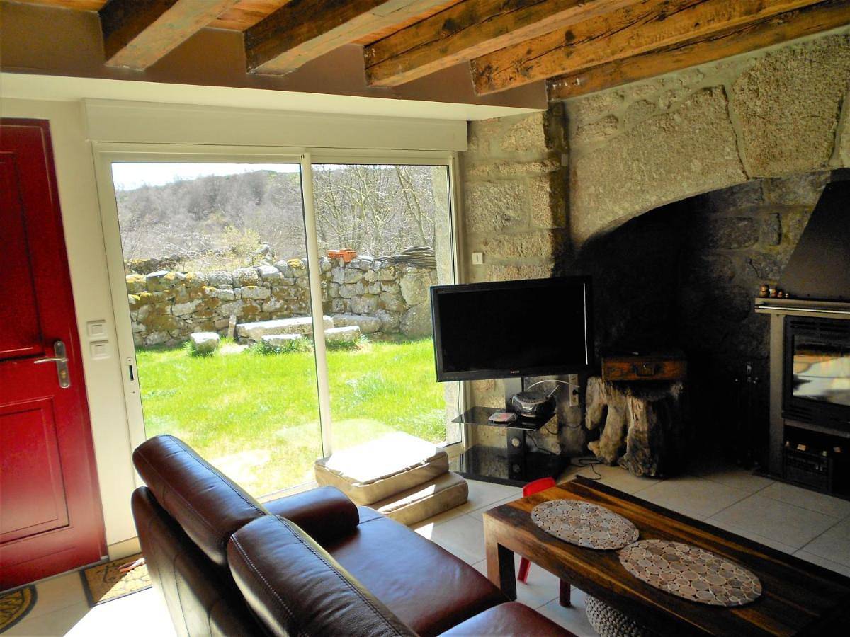 Gîte au calme pleine nature près d'un ruisseau in Rieutort-de-Randon, Région de Mende
