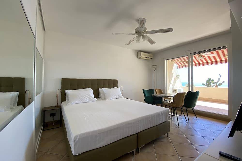 Appartement entier, Vue exceptionnelle mer 250m+ Terrasse 25m² + lits 5* + Piscine + solarium in Menton, Région de Nice