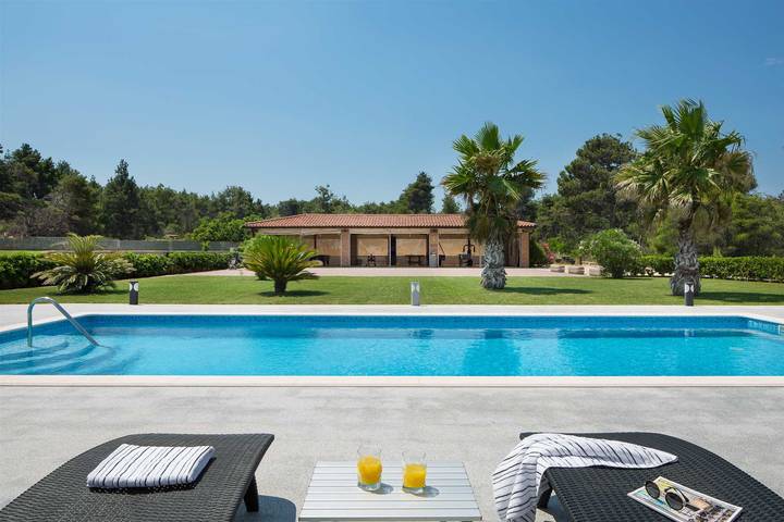 Ferienhaus für 28 Personen, mit Terrasse und Pool, mit Haustier auf Vir