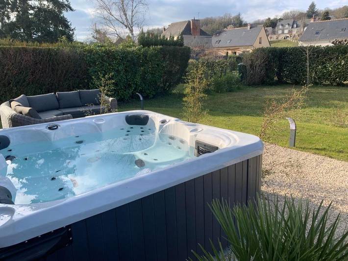Location de vacances pour 8 personnes, avec jacuzzi et jardin à Noizay