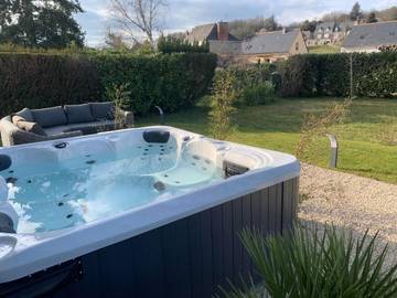 Gîte pour 8 personnes, avec jardin et jacuzzi à Noizay