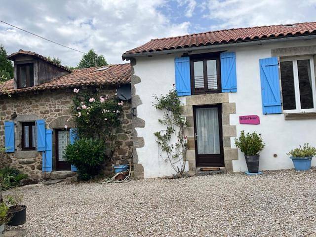 Location de vacances pour 6 personnes, avec jardin et piscine, adapté aux familles à Saint-Estèphe (Dordogne)