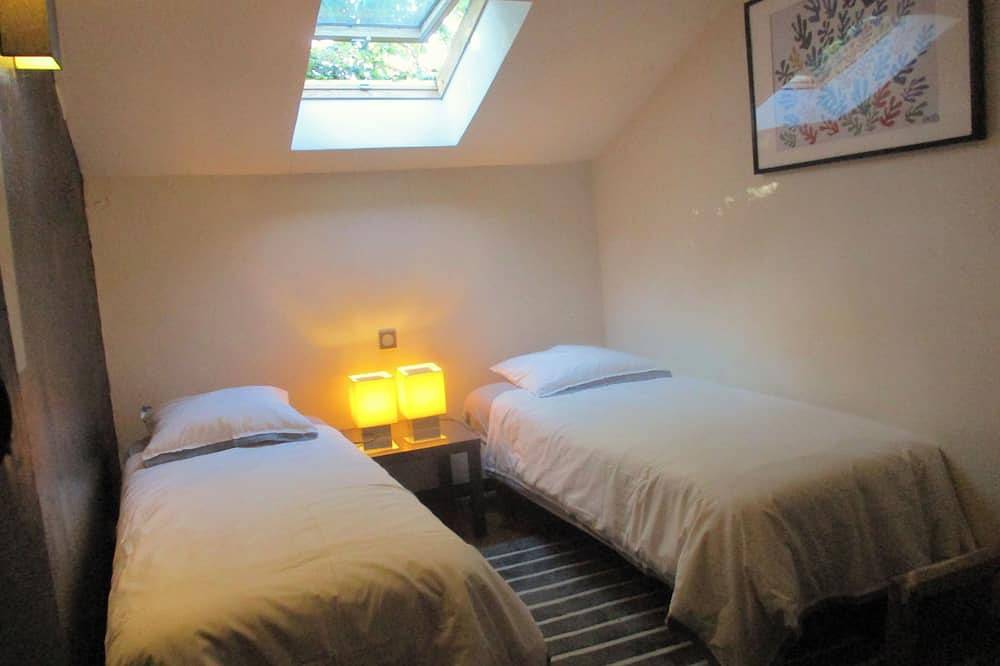 Entire apartment, 100% quiet in Uzès! Sw.-pool 10X5m, 70m² with Ac+priv. terrace, Wifi, big garden in Uzès, Nimes region