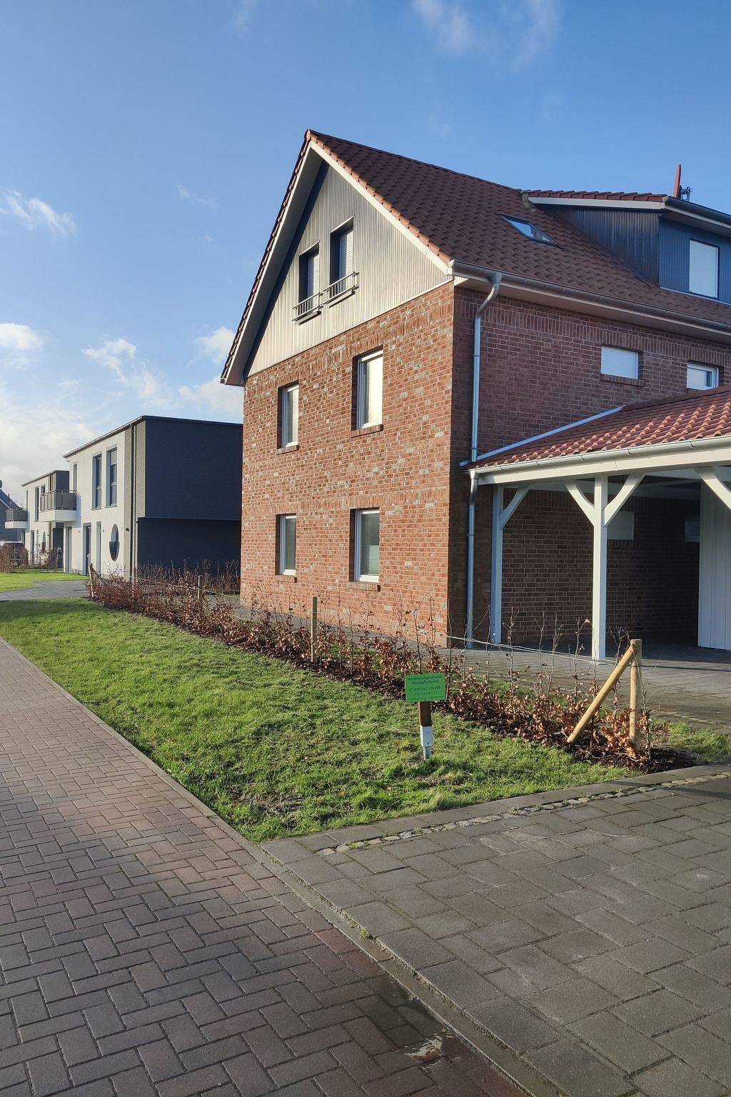 Ganze Wohnung, Charmante Ferienwohnung mit Terrasse, Parkplatz und WLAN – 1,5 km vom Strand entfernt in Fedderwarderdeich, Butjadingen